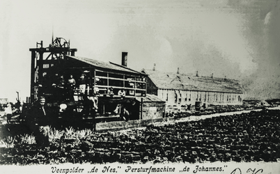 OVI-00001278 ansichtkaart stoom persturfmachine de Johannes. Op achtergrond de woonkazerne.